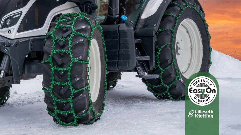 Traktor utstyrt med Lilleseth kjettinger i vinterlandskap, klar for snøbrøyting. Lilleseth Kjetting AS leverer kvalitetskjettinger til landbruk, skog og anlegg – tilgjengelig hos Akershus Traktor.