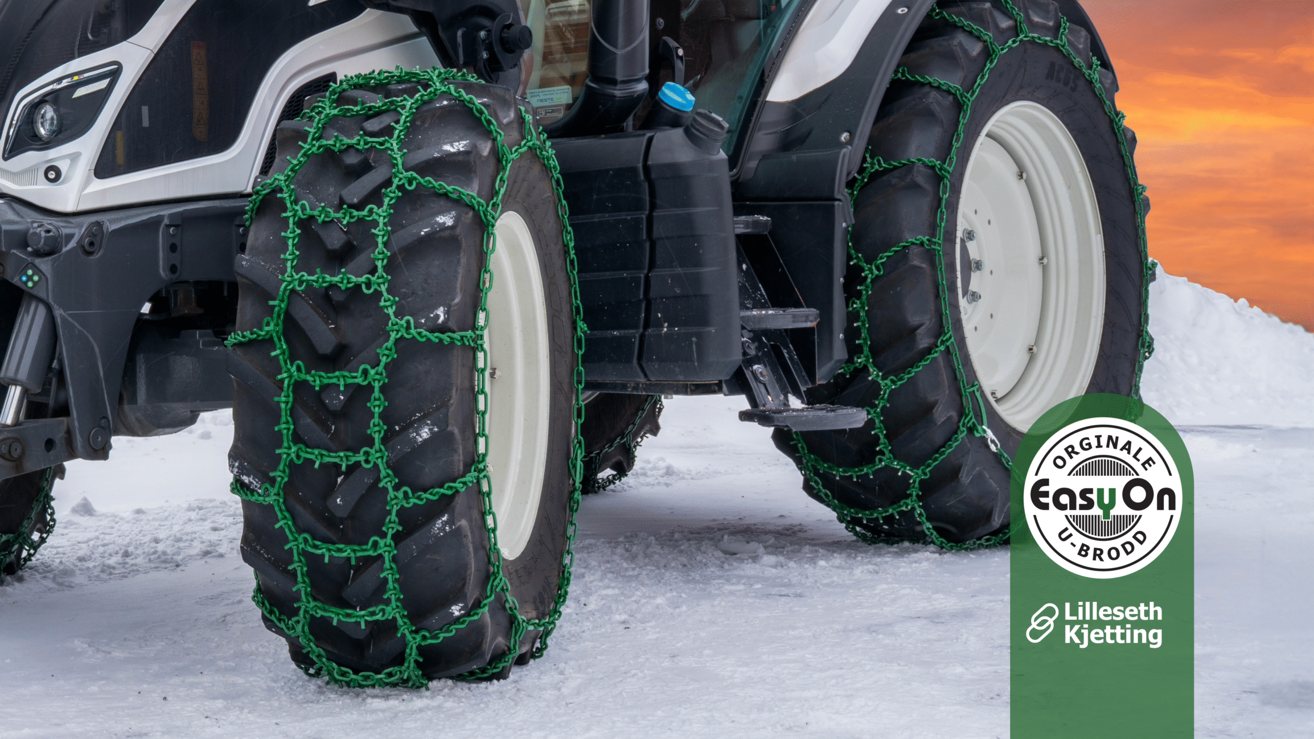 Traktor utstyrt med Lilleseth kjettinger i vinterlandskap, klar for snøbrøyting. Lilleseth Kjetting AS leverer kvalitetskjettinger til landbruk, skog og anlegg – tilgjengelig hos Akershus Traktor.Traktor utstyrt med Lilleseth kjettinger i vinterlandskap, klar for snøbrøyting. Lilleseth Kjetting AS leverer kvalitetskjettinger til landbruk, skog og anlegg – tilgjengelig hos Akershus Traktor.