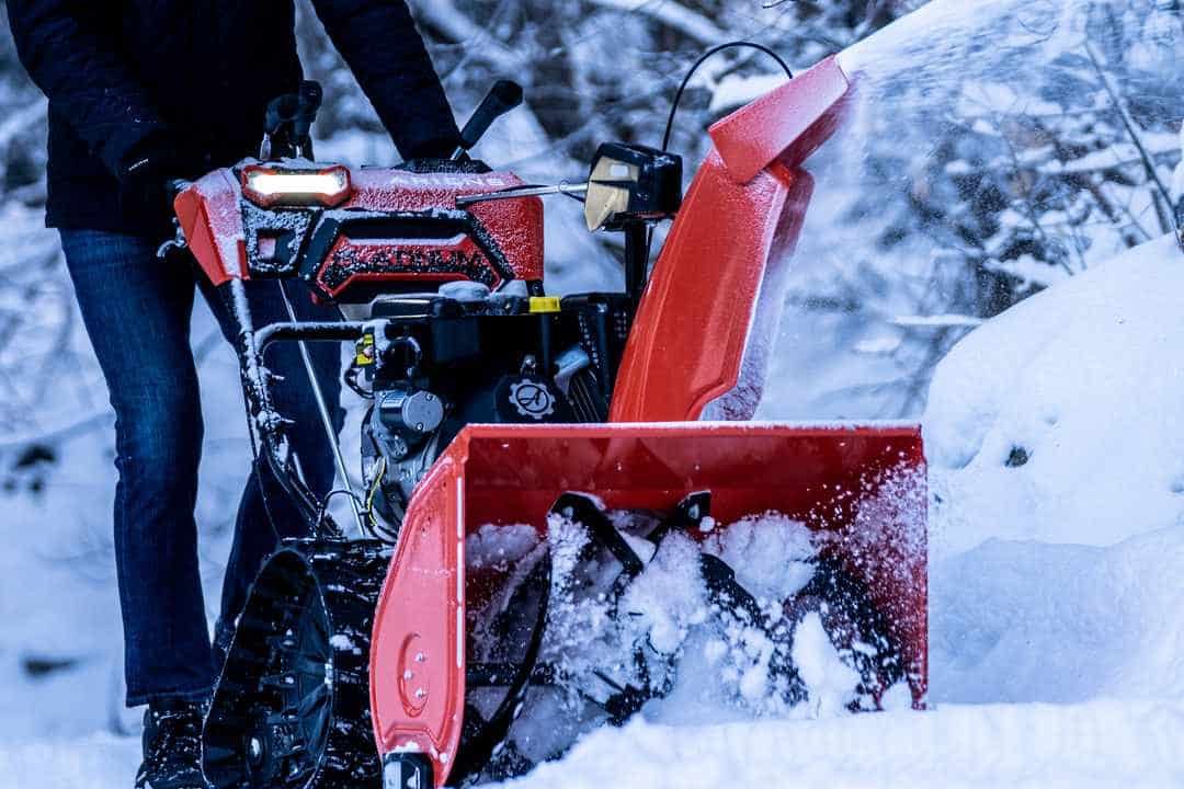 Ariens PLATINUM-serien Ariens PLATINUM-serie snøfreser med Super High Output (SHO) viftehjul, EFI-motor og høy kapasitet – konstruert for kraftig og effektiv snørydding opptil 50 fots kastelengde.Ariens PLATINUM-serie snøfreser med Super High Output (SHO) viftehjul, EFI-motor og høy kapasitet – konstruert for kraftig og effektiv snørydding opptil 50 fots kastelengde.