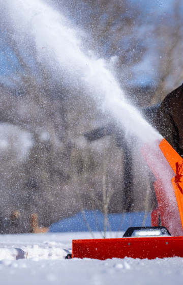 Ariens snøfresere og hagemaskiner – Akershus Traktor Jessheim & Rønning Ariens snøfreser i aksjon utendørs – kraftig og pålitelig maskin for effektiv snørydding.