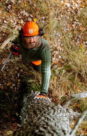 Husqvarna Husqvarna motorsag i bruk utendørs – kraftig og pålitelig sag for profesjonelt og privat bruk.