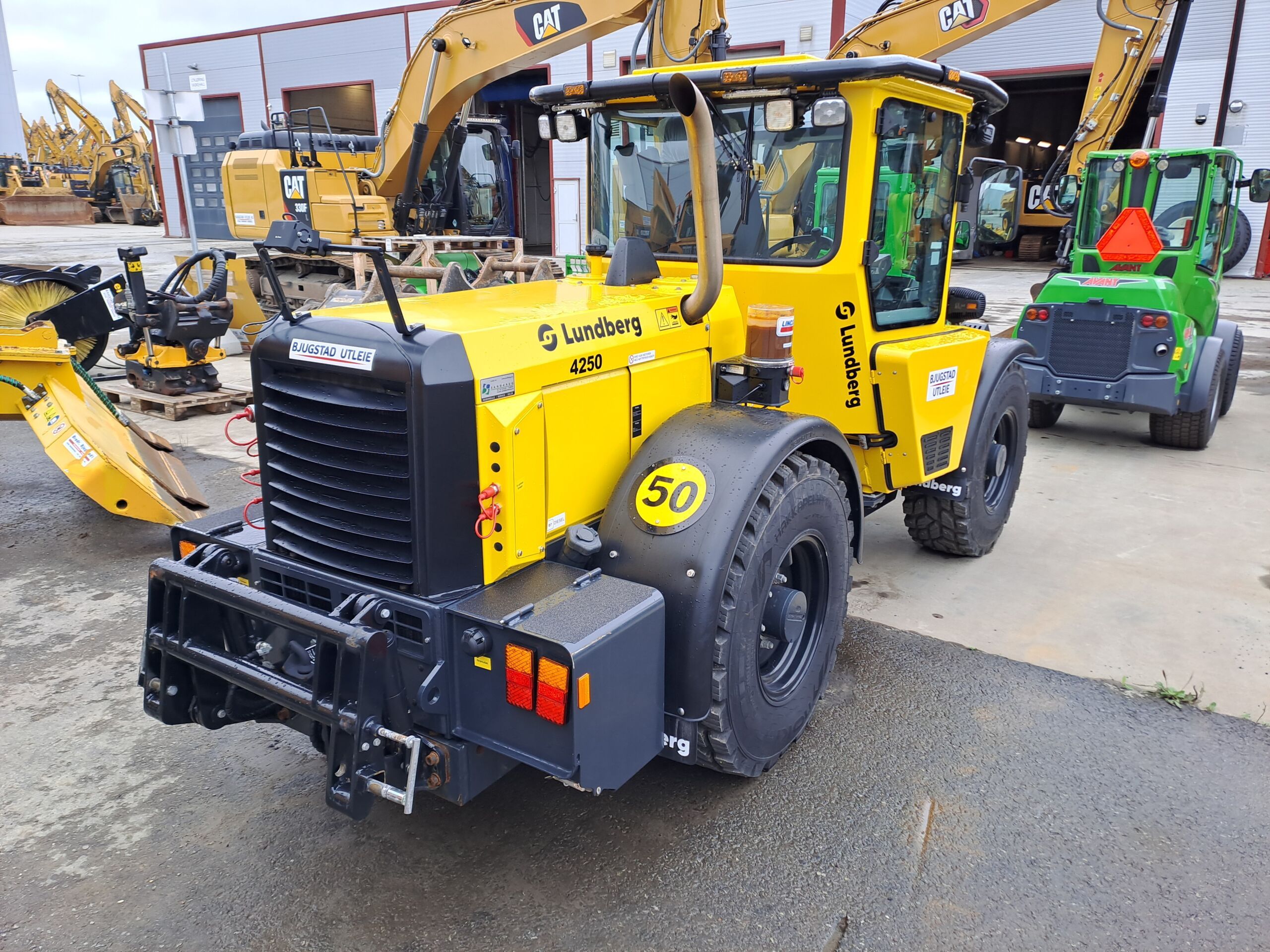 Lundberg 4250 redskapsbærer i arbeid, en kompakt og kraftig maskin for fleksible og profesjonelle arbeidsoppgaver.Lundberg 4250 redskapsbærer i arbeid, en kompakt og kraftig maskin for fleksible og profesjonelle arbeidsoppgaver.