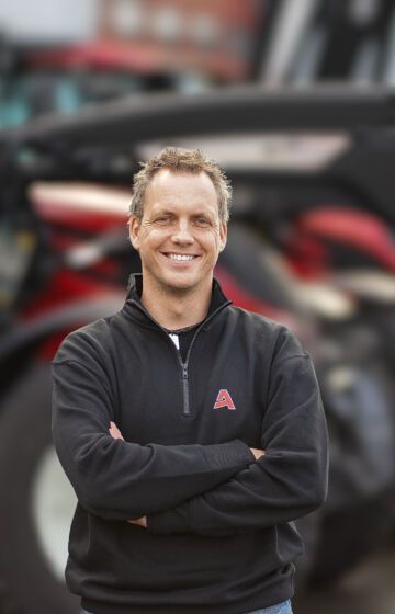 Ny selger hos Akershus Traktor Hamar: Kristian Sveen vender hjem