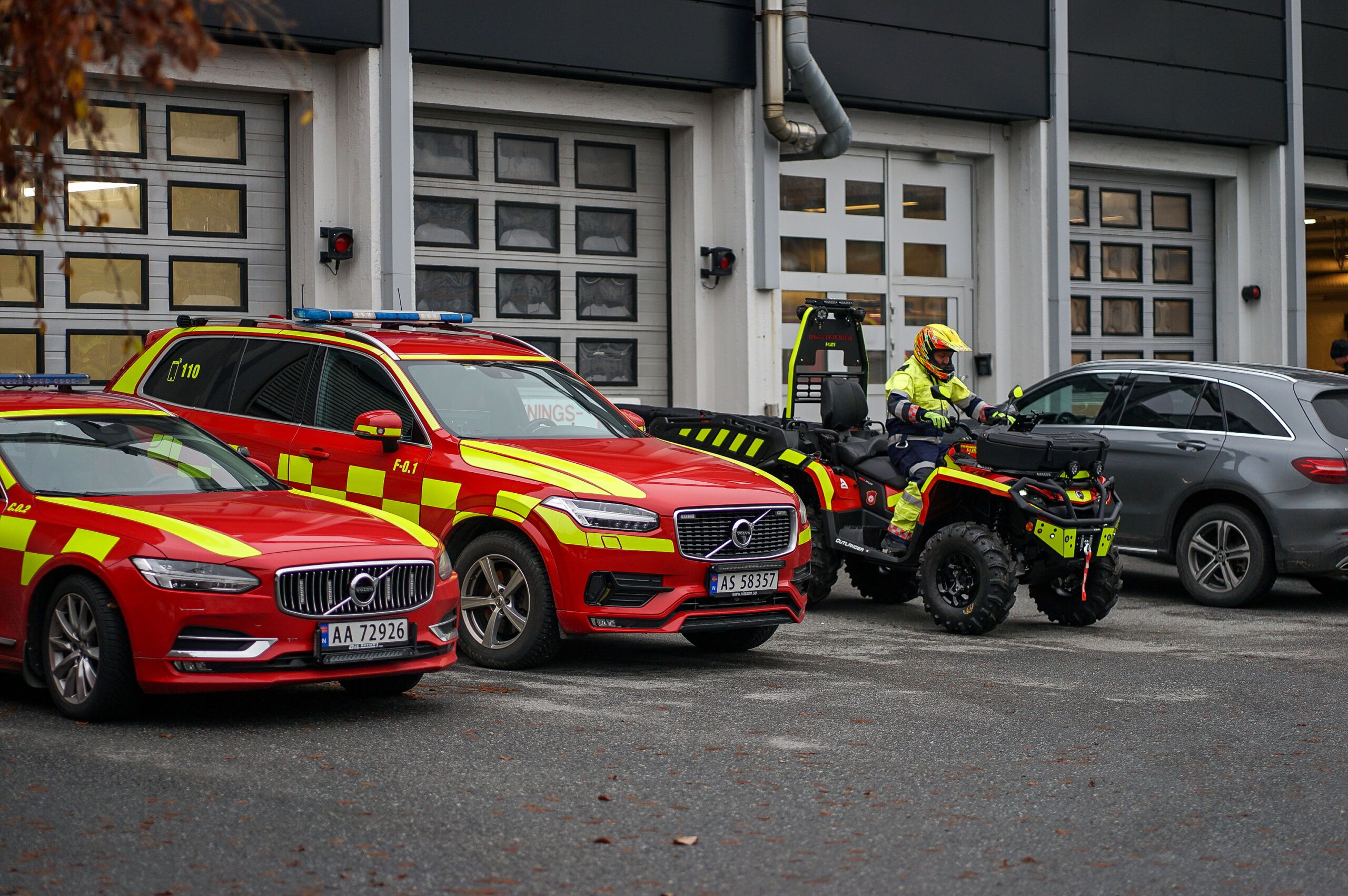 Ny Can-Am rednings-ATV (SSV) fra Fredrikstad brannstasjon, utstyrt med bårefeste og henger, klar til bruk i skogområder og ved medisinske evakueringer.Ny Can-Am rednings-ATV (SSV) fra Fredrikstad brannstasjon, utstyrt med bårefeste og henger, klar til bruk i skogområder og ved medisinske evakueringer.