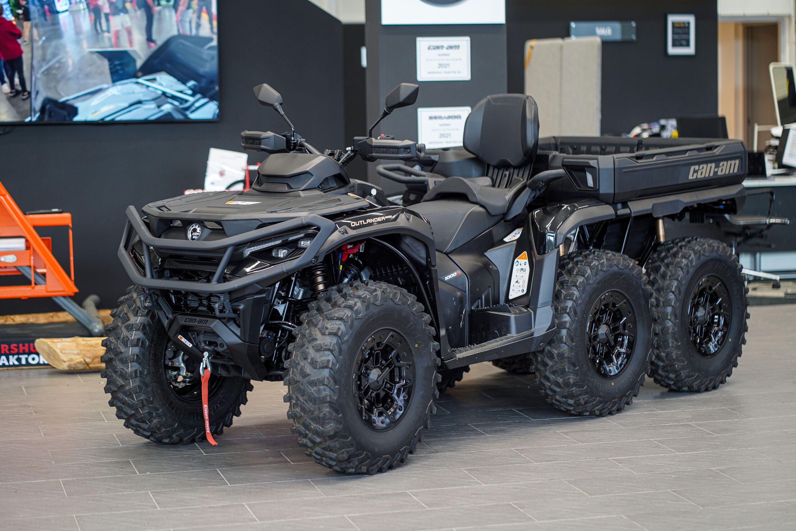 Can-Am Outlander MAX 6x6 Backcountry T 1000R terrengkjøretøy i robust design med 101 hk Rotax-motor.Can-Am Outlander MAX 6x6 Backcountry T 1000R terrengkjøretøy i robust design med 101 hk Rotax-motor.