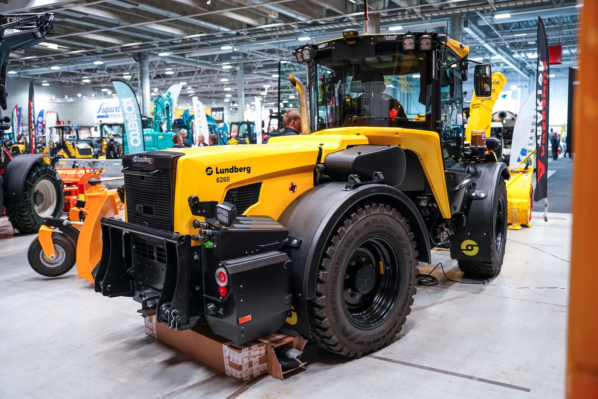 Helt nye Lundberg 6250 vist frem av Tor Amb på Park og Anlegg-messen i Lillestrøm – en allsidig og kraftig miljømaskin med bred kompatibilitet for ulike redskaper.Helt nye Lundberg 6250 vist frem av Tor Amb på Park og Anlegg-messen i Lillestrøm – en allsidig og kraftig miljømaskin med bred kompatibilitet for ulike redskaper.