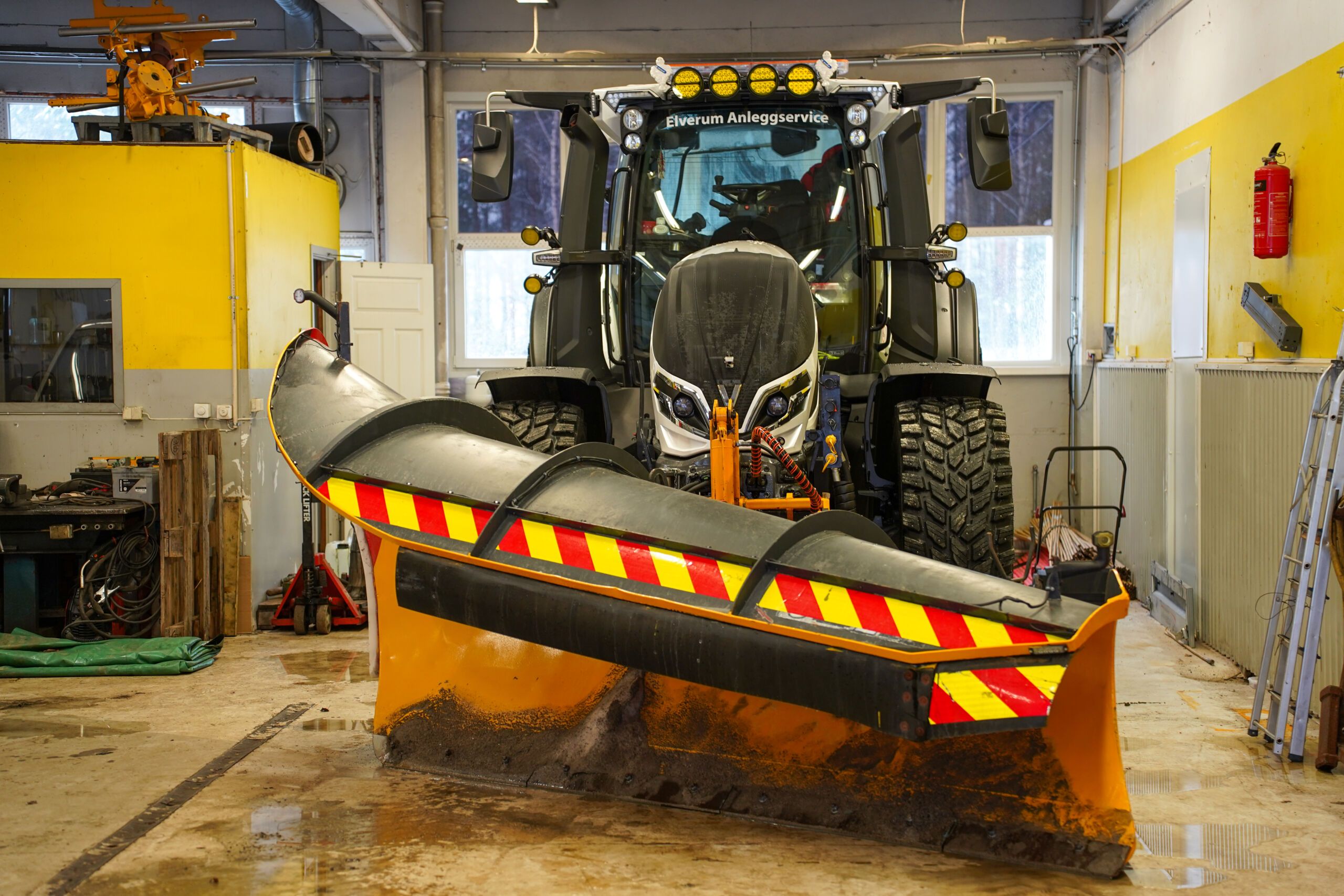 xSimen Korsmo, utemekaniker hos Akershus Traktor avdeling Hamar, står klar med servicebil. Han jobber hovedsakelig med Valtra-traktorer og reiser ut til kunder i hele regionen for service, feilsøking og reparasjoner.xSimen Korsmo, utemekaniker hos Akershus Traktor avdeling Hamar, står klar med servicebil. Han jobber hovedsakelig med Valtra-traktorer og reiser ut til kunder i hele regionen for service, feilsøking og reparasjoner.