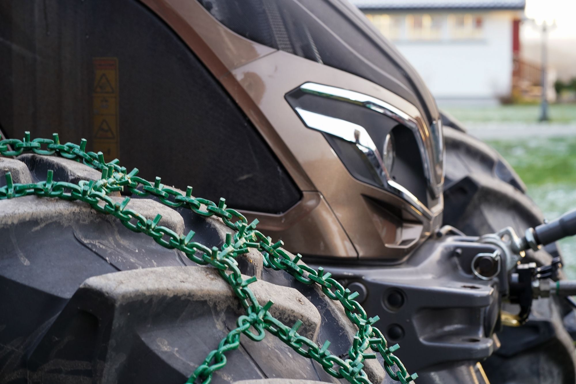 Stine Lilleseth overrekker Easy On U-brodd-kjetting til Odin Klever, vinner av Årets lærling 2024, under en demonstrasjon av hvordan kjettingen monteres på traktordekk.Stine Lilleseth overrekker Easy On U-brodd-kjetting til Odin Klever, vinner av Årets lærling 2024, under en demonstrasjon av hvordan kjettingen monteres på traktordekk.