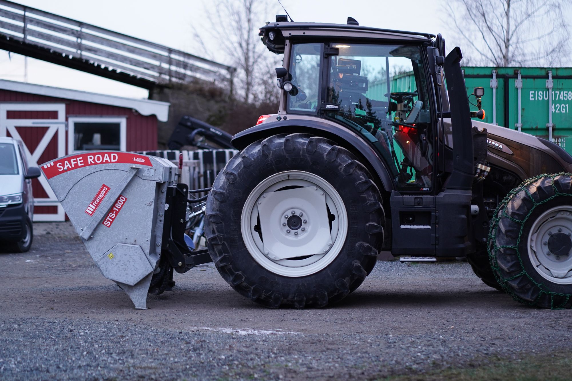 Odin Klever viser frem Valtra-traktorene som K & M Maskin AS bruker i det daglige arbeidet.Odin Klever viser frem Valtra-traktorene som K & M Maskin AS bruker i det daglige arbeidet.