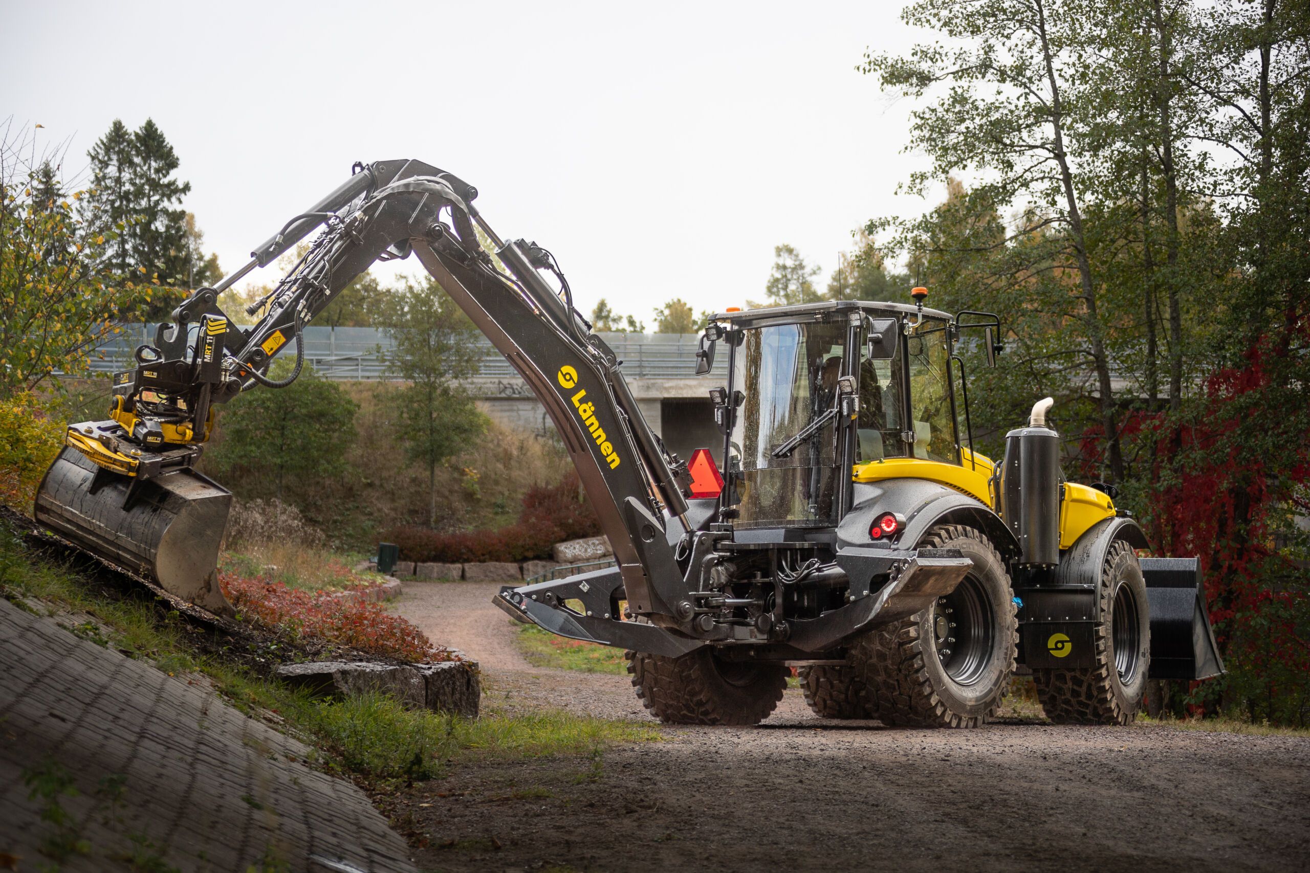 Lännen, effektiv maskin for arbeid i alle terreng og årstiderLännen, effektiv maskin for arbeid i alle terreng og årstider