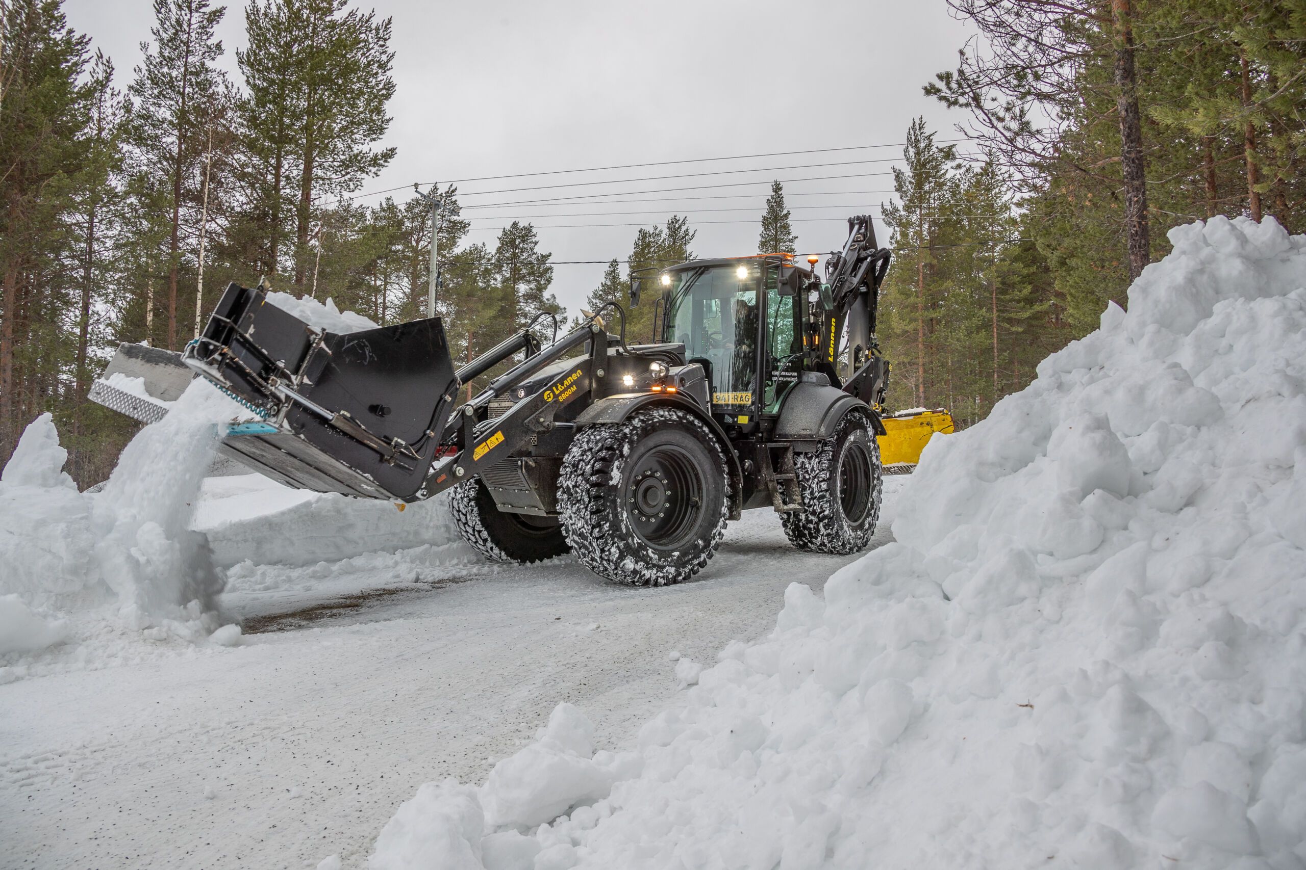 Lännen, effektiv maskin for arbeid i alle terreng og årstiderLännen, effektiv maskin for arbeid i alle terreng og årstider