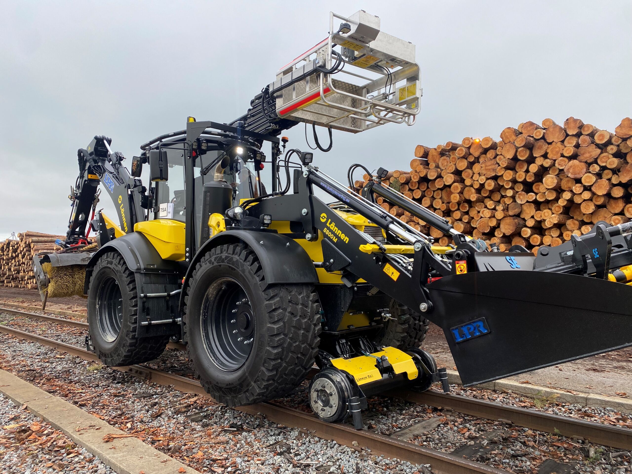 Lännen, effektiv maskin for arbeid i alle terreng og årstiderLännen, effektiv maskin for arbeid i alle terreng og årstider