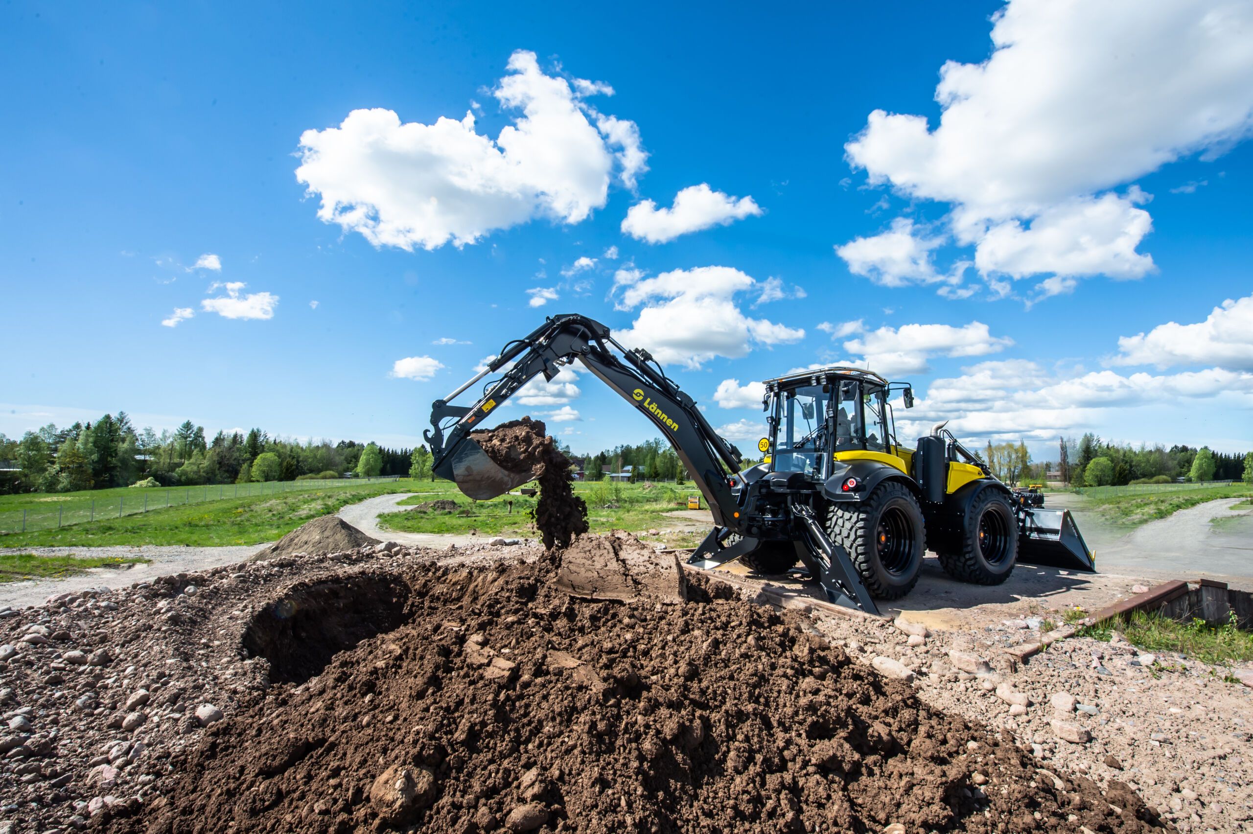 Lännen, effektiv maskin for arbeid i alle terreng og årstiderLännen, effektiv maskin for arbeid i alle terreng og årstider
