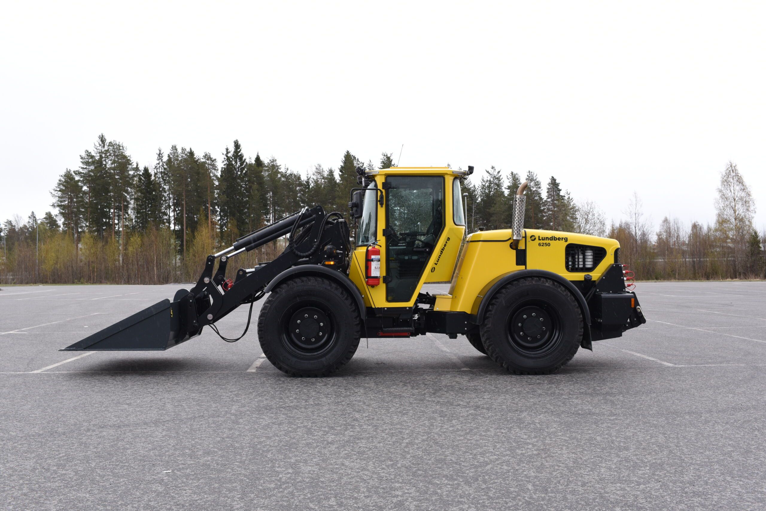 Lundberg redskapsbærer i arbeid – allsidig maskin for entreprenørarbeid og parkdrift året rundt.Lundberg redskapsbærer i arbeid – allsidig maskin for entreprenørarbeid og parkdrift året rundt.