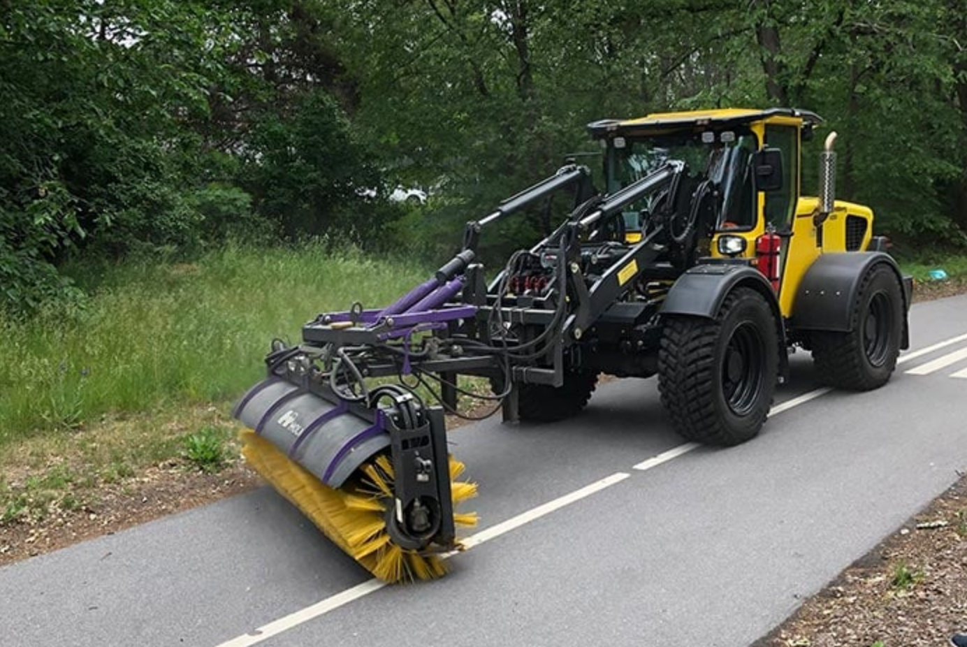 Lundberg redskapsbærer – rask, smidig og kraftfull maskin for vedlikehold av eiendommer og miljøtjenester året rundt.Lundberg redskapsbærer – rask, smidig og kraftfull maskin for vedlikehold av eiendommer og miljøtjenester året rundt.