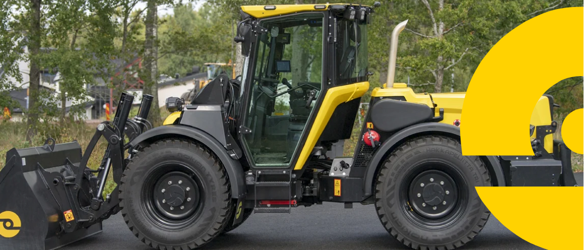 Lundberg redskapsbærer i arbeid – rask, smidig og kraftfull maskin for vedlikehold av eiendommer og miljøtjenester året rundt.Lundberg redskapsbærer i arbeid – rask, smidig og kraftfull maskin for vedlikehold av eiendommer og miljøtjenester året rundt.