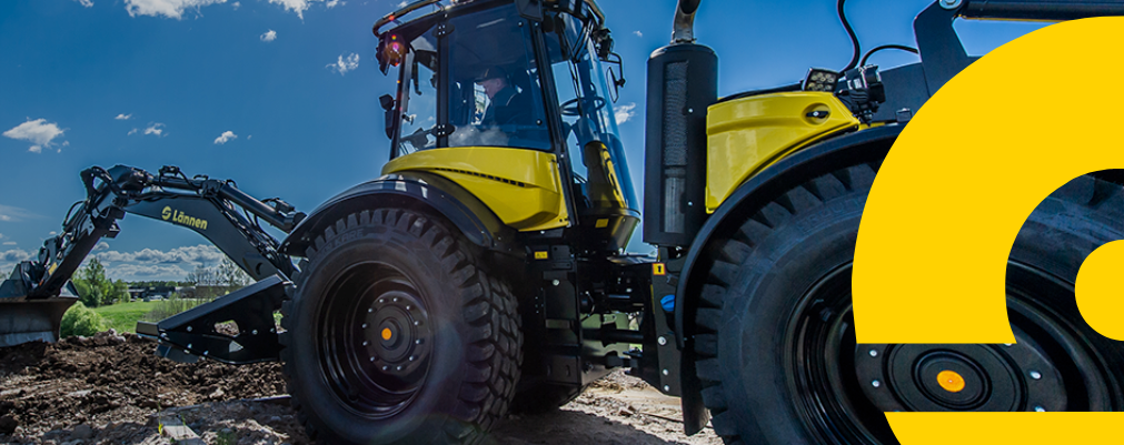 Lännen 8700M, kraftfull og allsidig traktorgraver med PowerShift-transmisjon, stor løftekapasitet og høy ytelse for krevende oppgaver året rundt.Lännen 8700M, kraftfull og allsidig traktorgraver med PowerShift-transmisjon, stor løftekapasitet og høy ytelse for krevende oppgaver året rundt.