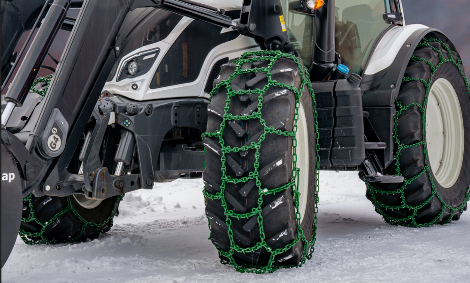 U-brodd-kjetting fra Lilleseth med låsearmens innslåtte dekkdimensjon, monteringstau og stiftkoblinger som følger med i posen.U-brodd-kjetting fra Lilleseth med låsearmens innslåtte dekkdimensjon, monteringstau og stiftkoblinger som følger med i posen.