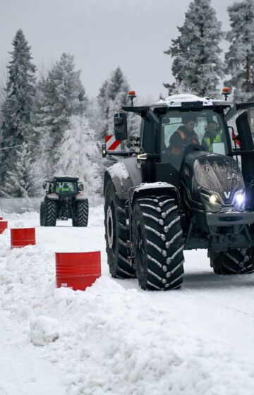 Salg og produkttrening på Valtra-fabrikken i Suolahti