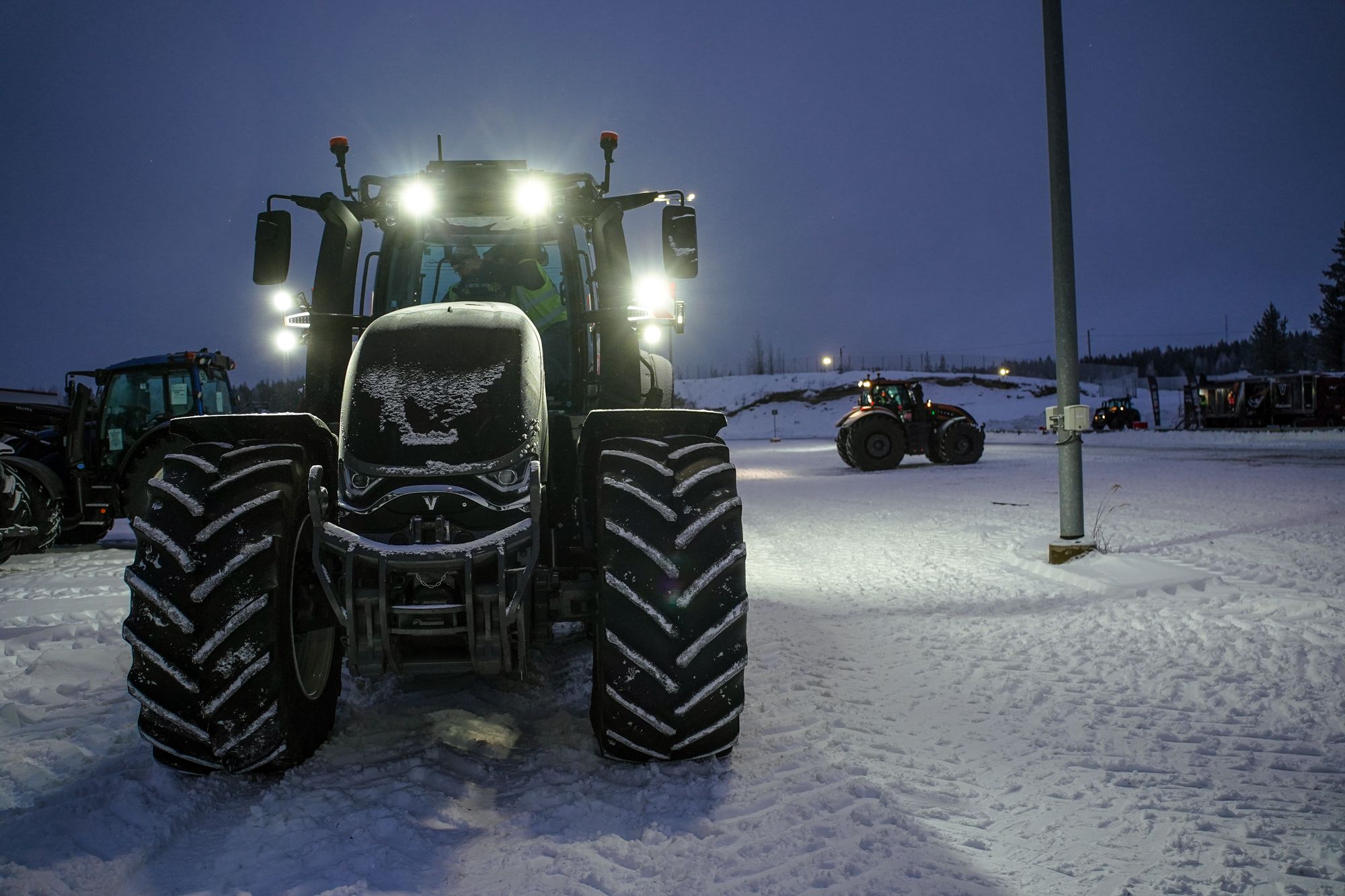 Fire Valtra S-traktorer står på rekke på testområdet ved Valtra-fabrikken i Suolahti, Finland.Fire Valtra S-traktorer står på rekke på testområdet ved Valtra-fabrikken i Suolahti, Finland.
