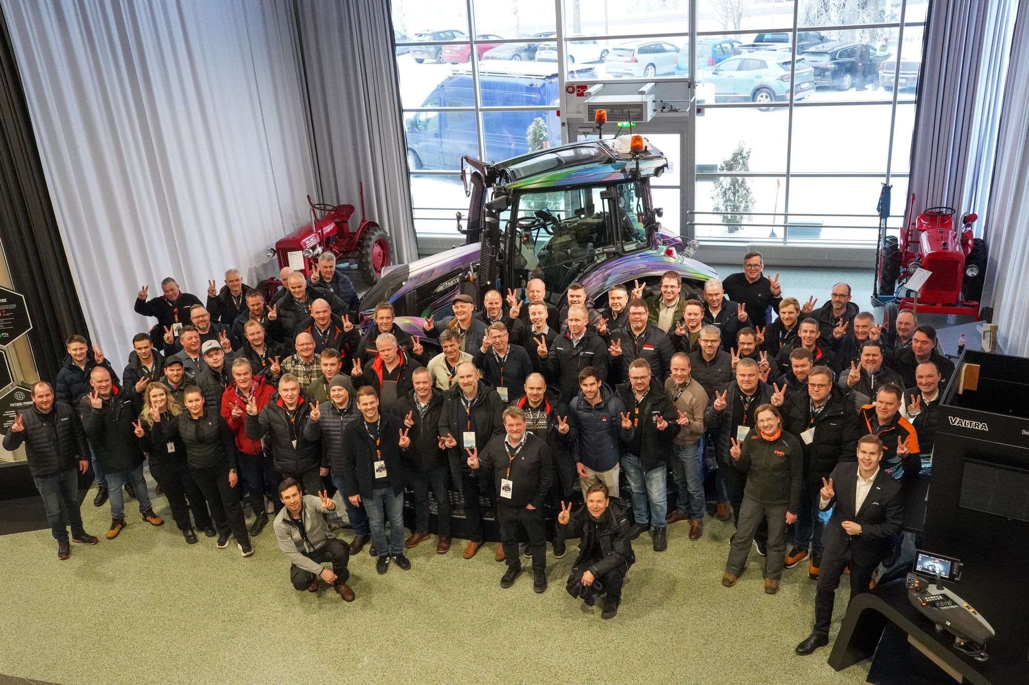 Valtra G med trinnløs CVT kjøres på testområde i Finland under prøvekjøring.Valtra G med trinnløs CVT kjøres på testområde i Finland under prøvekjøring.