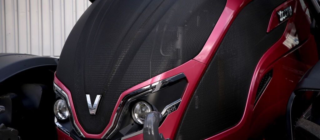 Rosa Valtra-traktor fra Valtra Unlimited, lansert i forbindelse med morsdagen, som kombinerer iøynefallende design og høy ytelse.