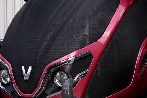 Rosa Valtra-traktor fra Valtra Unlimited, lansert i forbindelse med morsdagen, som kombinerer iøynefallende design og høy ytelse.Rosa Valtra-traktor fra Valtra Unlimited, lansert i forbindelse med morsdagen, som kombinerer iøynefallende design og høy ytelse.