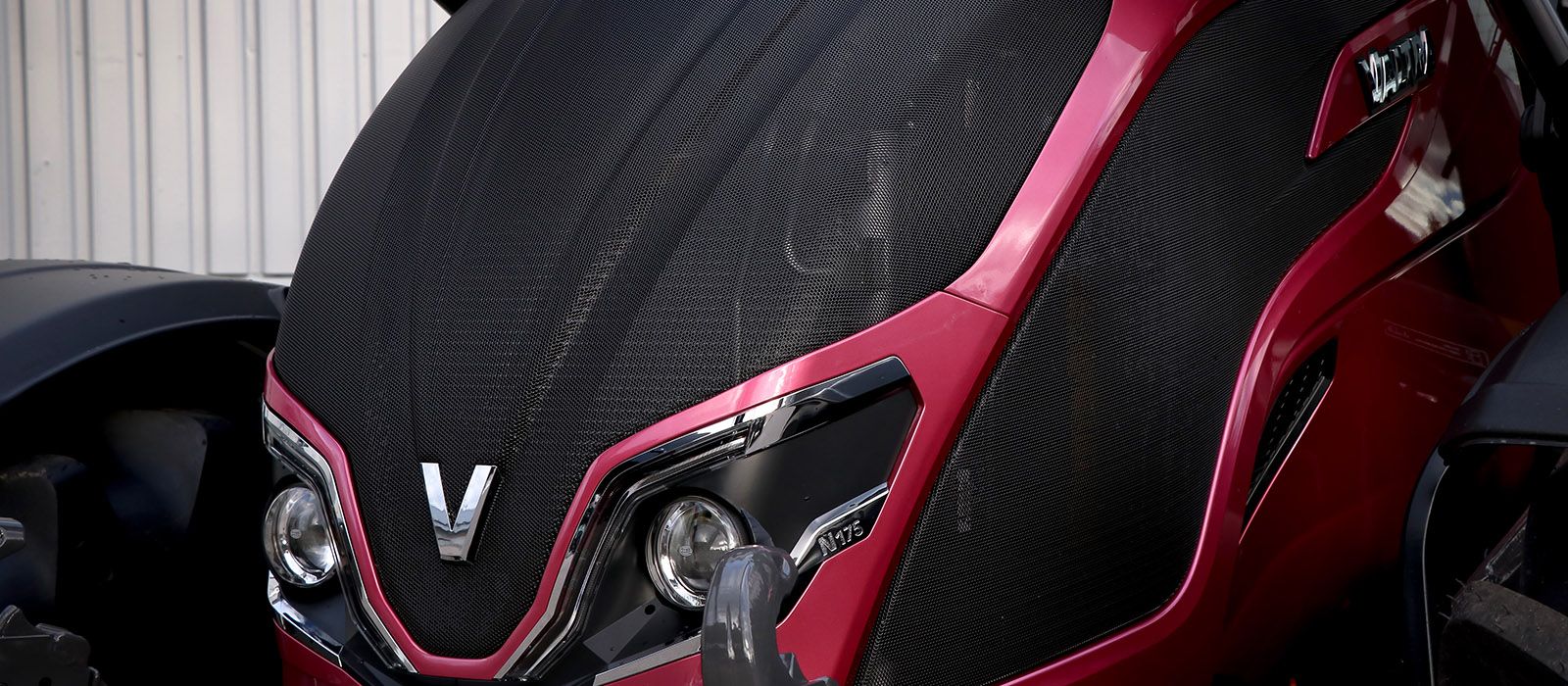 Rosa Valtra-traktor fra Valtra Unlimited, lansert i forbindelse med morsdagen, som kombinerer iøynefallende design og høy ytelse.Rosa Valtra-traktor fra Valtra Unlimited, lansert i forbindelse med morsdagen, som kombinerer iøynefallende design og høy ytelse.