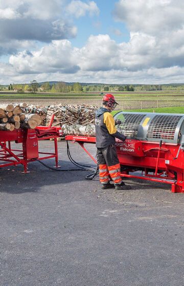 Hakki Pilke Falcon 37 vedmaskin med hydraulisk sag og utmatingsbånd