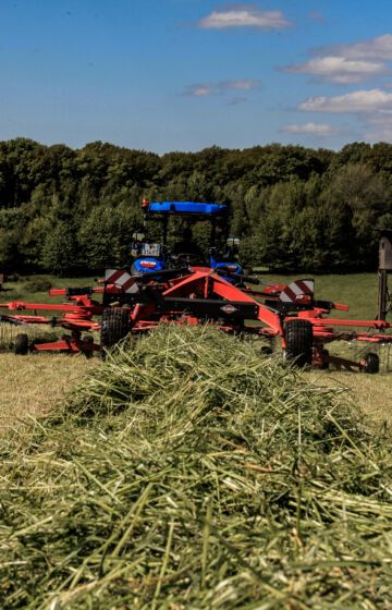 Slått og viderebehandling av graset er avgjørende for gode rundballer