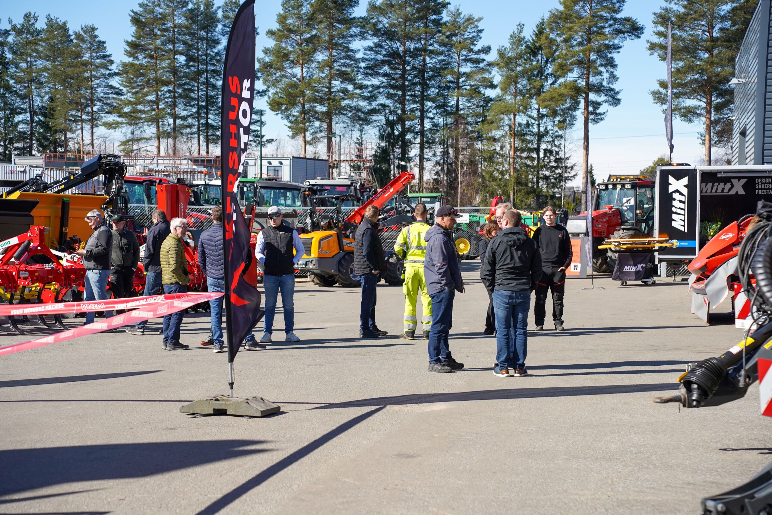 Vårdager arrangert av Akershus Traktor, der bønder og maskininteresserte samles for å se og teste moderne landbruksmaskiner. Arrangementet viser frem ny teknologi, inkludert traktorer med avanserte løsninger, og fungerer som en sosial møteplass med demonstrasjoner, faglig innhold og generasjonsmøter mellom erfarne brukere og nye besøkende.Vårdager arrangert av Akershus Traktor, der bønder og maskininteresserte samles for å se og teste moderne landbruksmaskiner. Arrangementet viser frem ny teknologi, inkludert traktorer med avanserte løsninger, og fungerer som en sosial møteplass med demonstrasjoner, faglig innhold og generasjonsmøter mellom erfarne brukere og nye besøkende.