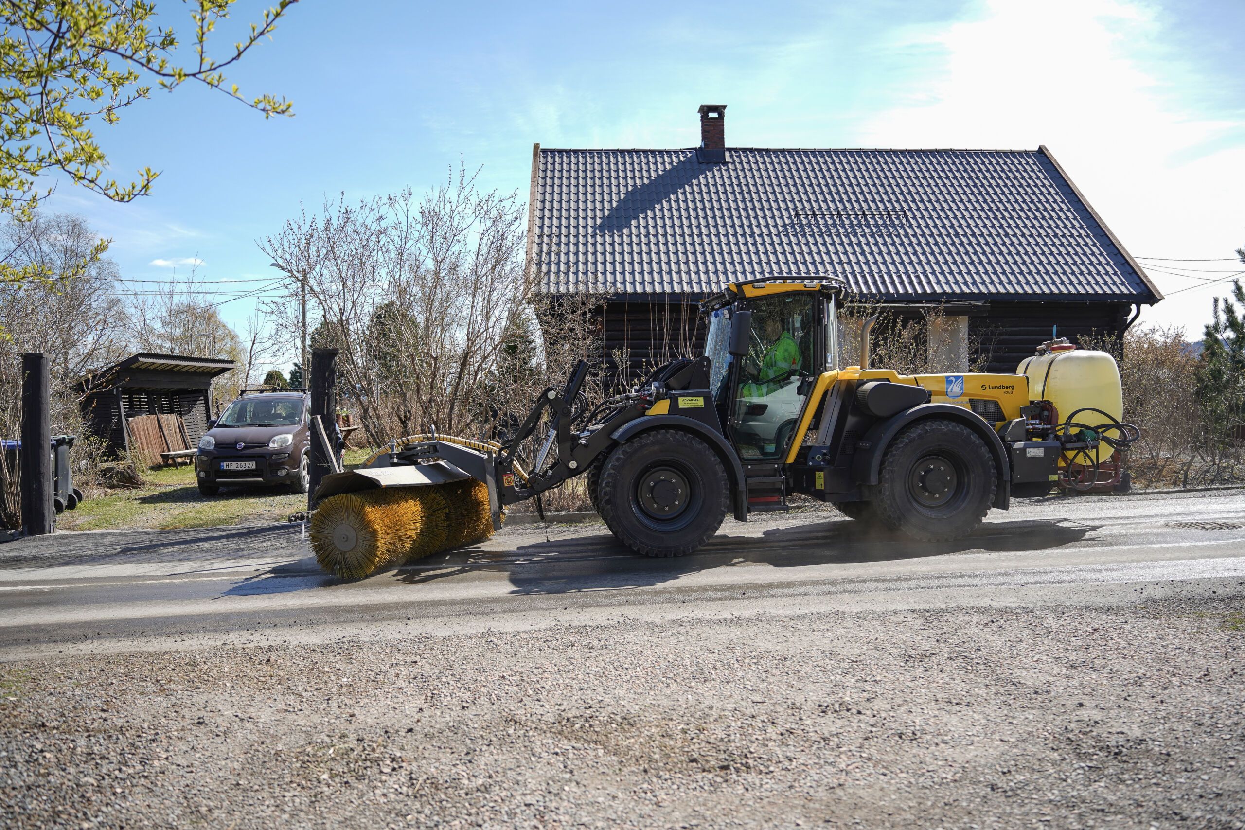 Lundberg 6260 i arbeid for Gjøvik kommune. Maskinen brukes året rundt til blant annet spyling av gater før 17. mai, kantklipping om sommeren, strøing av gangveger og brøyting med snøfreser om vinteren.Lundberg 6260 i arbeid for Gjøvik kommune. Maskinen brukes året rundt til blant annet spyling av gater før 17. mai, kantklipping om sommeren, strøing av gangveger og brøyting med snøfreser om vinteren.