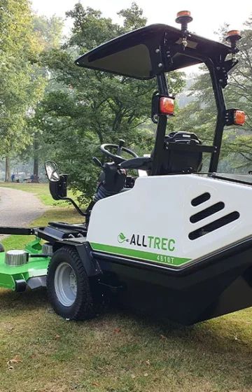 AllTrec 4810T er en kompakt elektrisk redskapsbærer for parker, byrom og grønt vedlikehold. Lavt støynivå og null lokale utslipp.