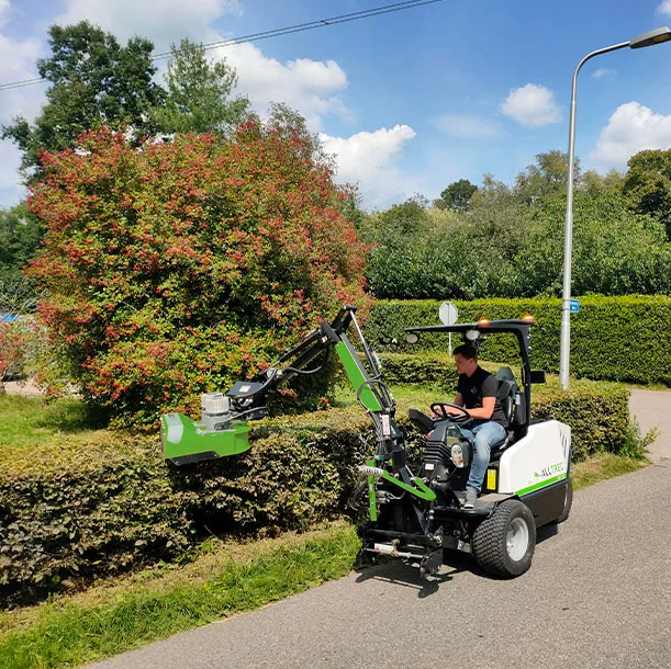 AllTrec 4810T er en kompakt elektrisk redskapsbærer for parker, byrom og grønt vedlikehold. Lavt støynivå og null lokale utslipp.AllTrec 4810T er en kompakt elektrisk redskapsbærer for parker, byrom og grønt vedlikehold. Lavt støynivå og null lokale utslipp.