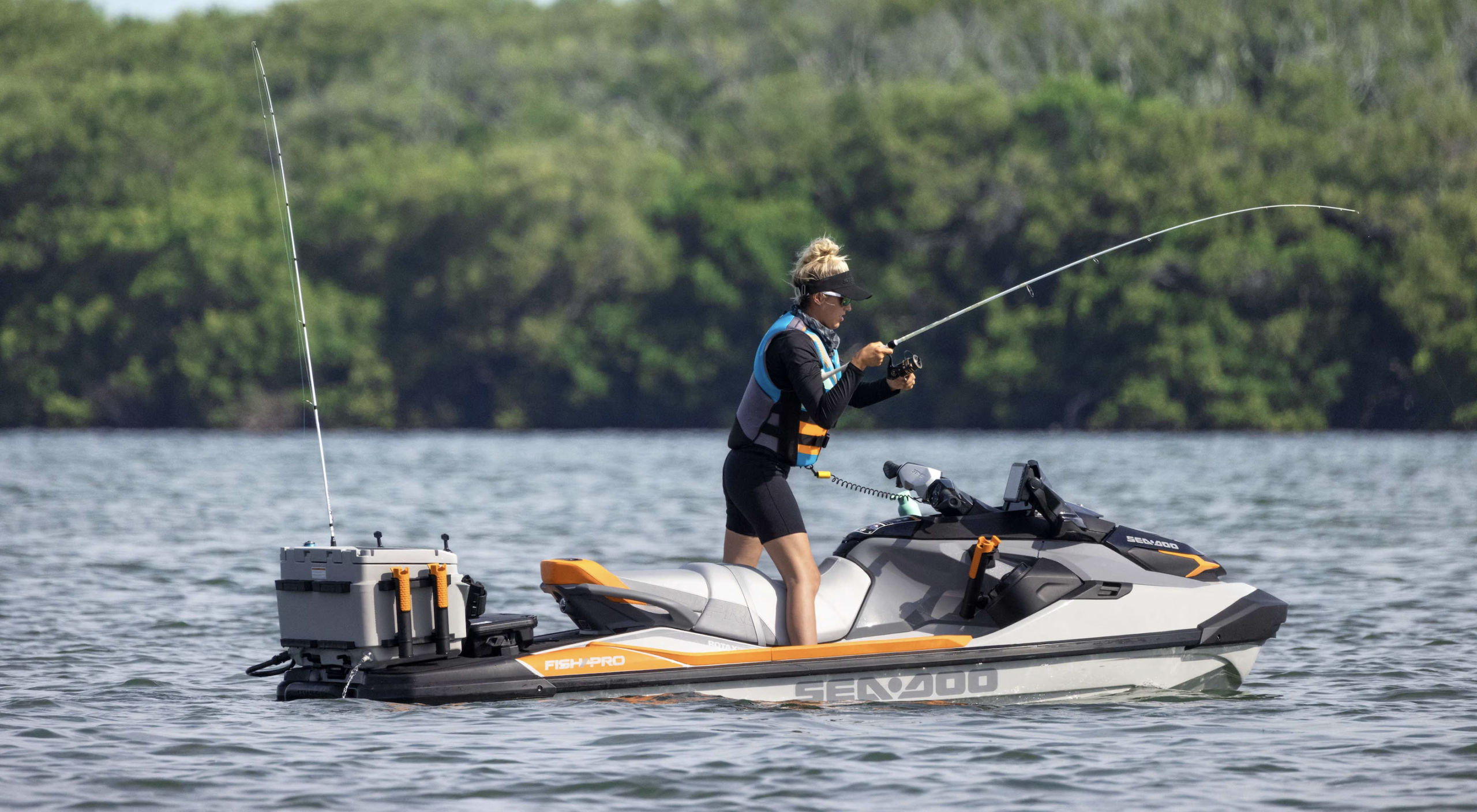 Sea-Doo FishPro GTX 170, Sea-Doo GTR 230 i Millenium Yellow og Sea Doo Big Two trailer på lager hos Akershus Traktor til god pris.Sea-Doo FishPro GTX 170, Sea-Doo GTR 230 i Millenium Yellow og Sea Doo Big Two trailer på lager hos Akershus Traktor til god pris.