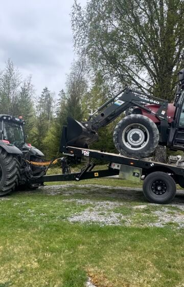 Brukttraktor levert med ny TOR 16T40M maskinhenger