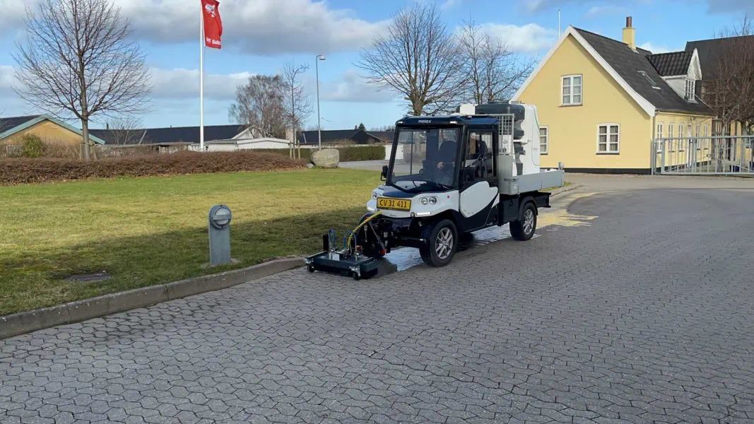 Oeliatec maskin for pesticidfri ugressbekjempelse med 99 °C varmt vann.Oeliatec maskin for pesticidfri ugressbekjempelse med 99 °C varmt vann.