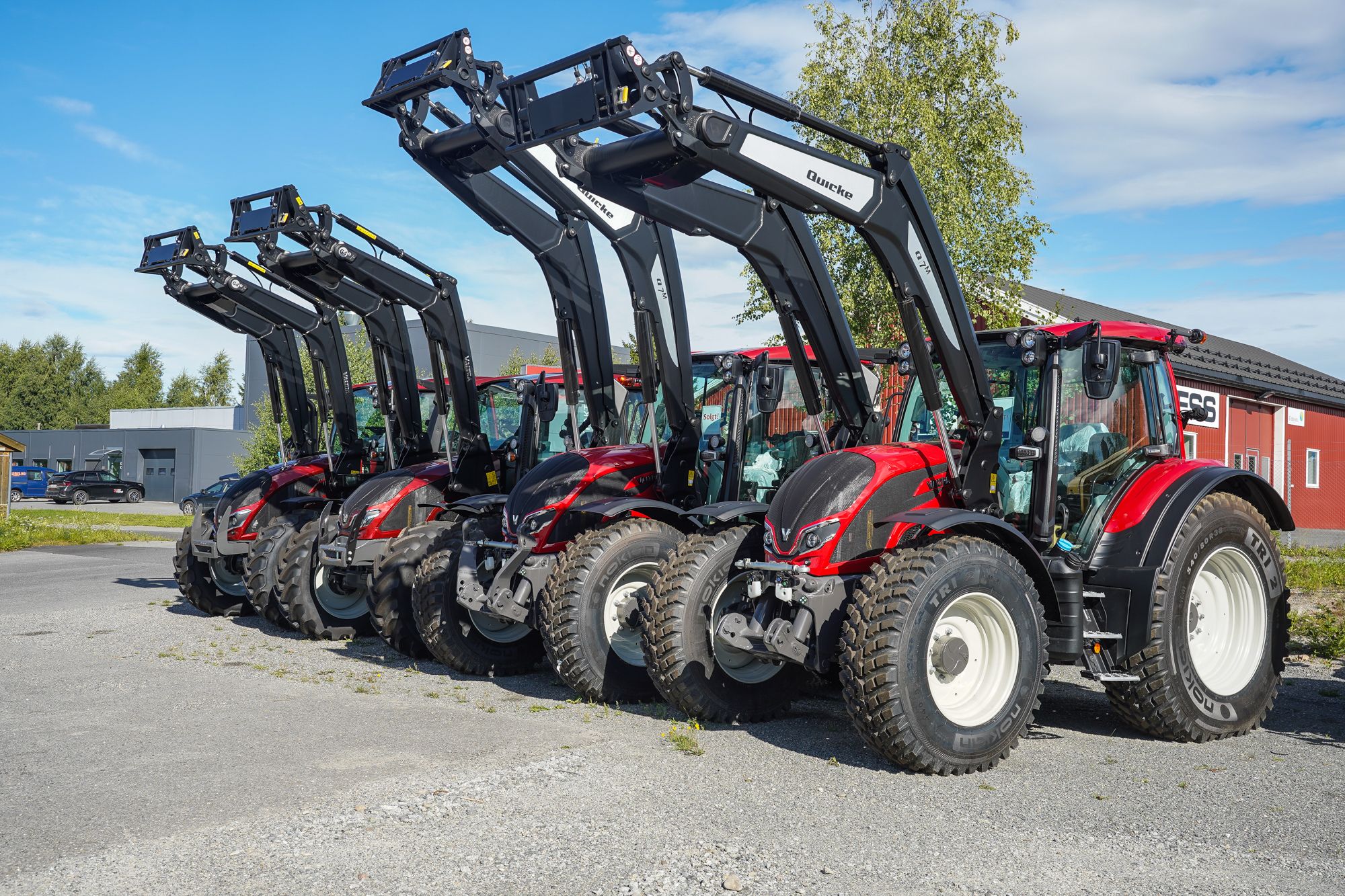 Valtra-traktor med GPS-styring som følger et forhåndsdefinert kjørespor på jordet.Valtra-traktor med GPS-styring som følger et forhåndsdefinert kjørespor på jordet.