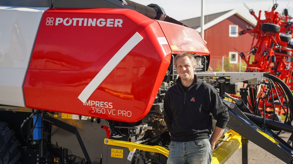 Pöttinger Impress 3160 V Pro rundballepresse på jordet, klar for pressing av gras, høy og halm.