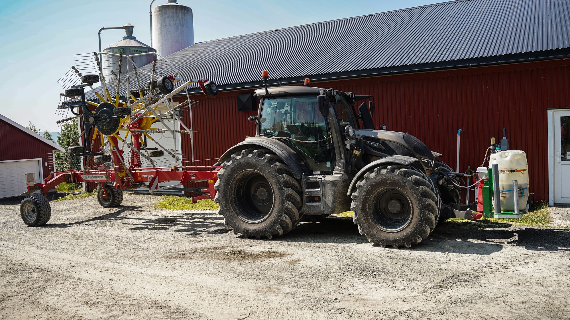 Valtra N174 med Pöttinger-rive på jordet ved Solås gard i Flendalen.Valtra N174 med Pöttinger-rive på jordet ved Solås gard i Flendalen.
