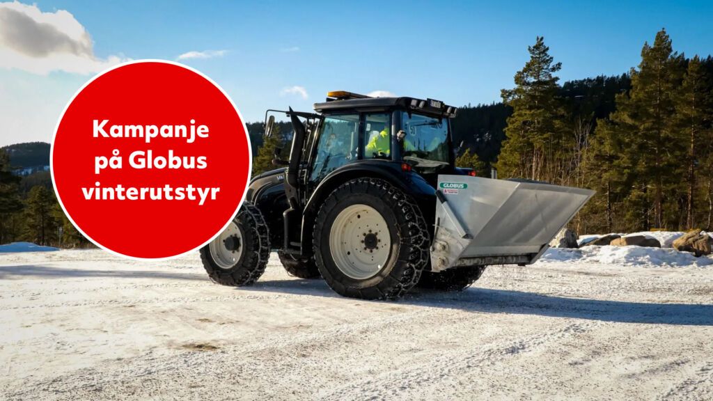 Globus vinterutstyr med strøkasse og snøfres på traktor i snødekt landskap.