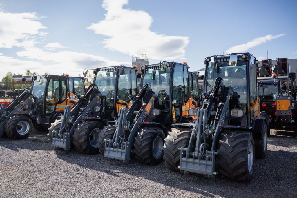 Tor Amb og Martin Ljåstad Øverland fra Akershus Traktor på besøk hos Hymax for å se nærmere på Giant hjullastere. Hvis bildet viser en bestemt modell, er det bedre å være mer konkret, for eksempel: Giant G2300 HD hjullaster under besøk hos Hymax.