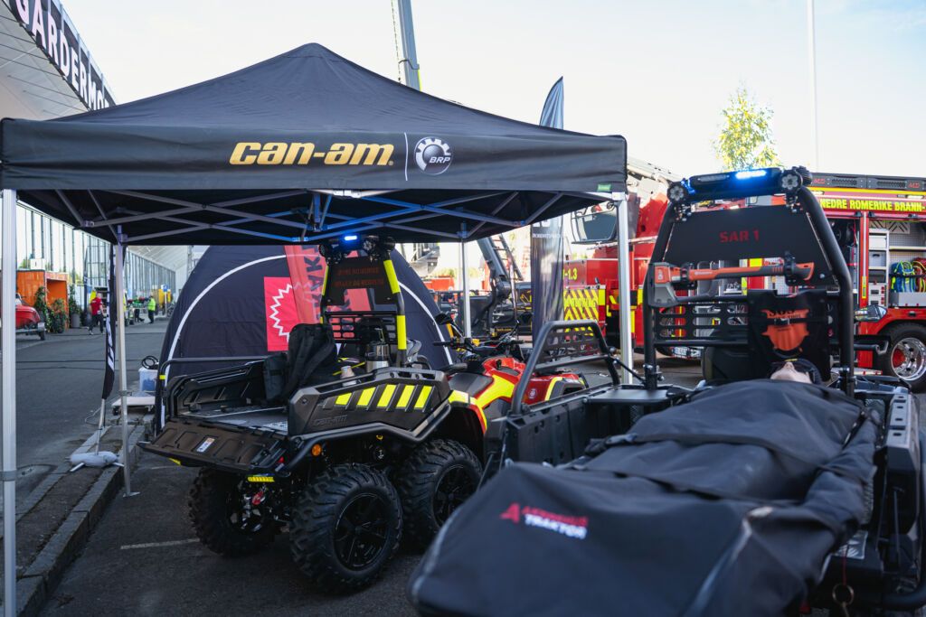 BRP Can-Am 6x6 1000 Backcountry satt opp for redningsoppdrag med 30-tommers hjul, SAR-kit og båreløsning.