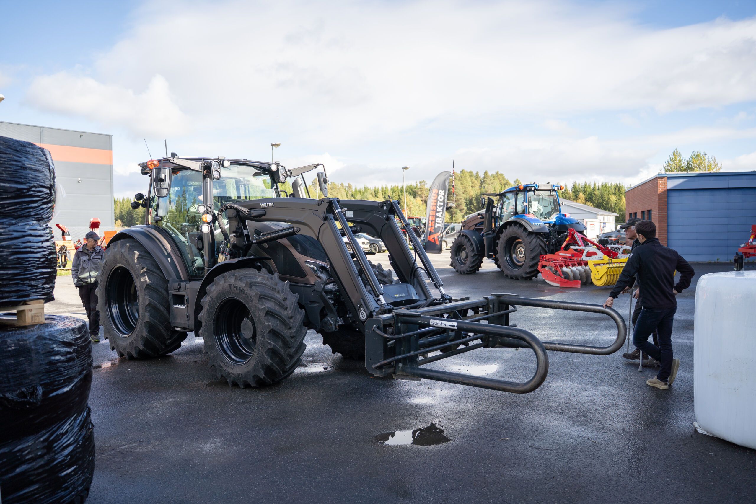 Torstein Sjåheim viser nye Valtra G-serie CVT på Toten og Bygdedagene