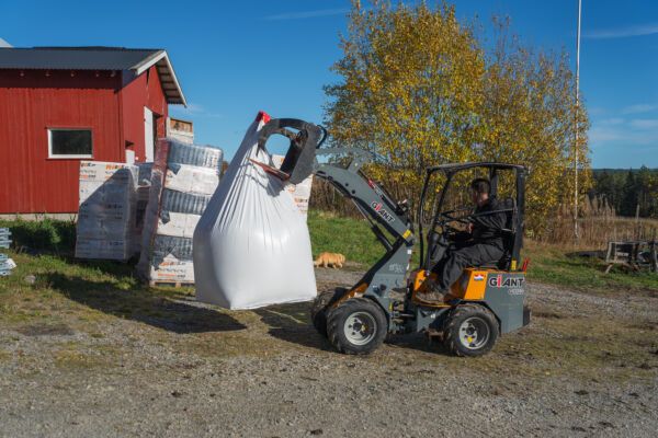 Giant G1100 minilaster i bruk på melkegård til fôring, håndtering av talle og daglig gårdsarbeid.Giant G1100 minilaster i bruk på melkegård til fôring, håndtering av talle og daglig gårdsarbeid.
