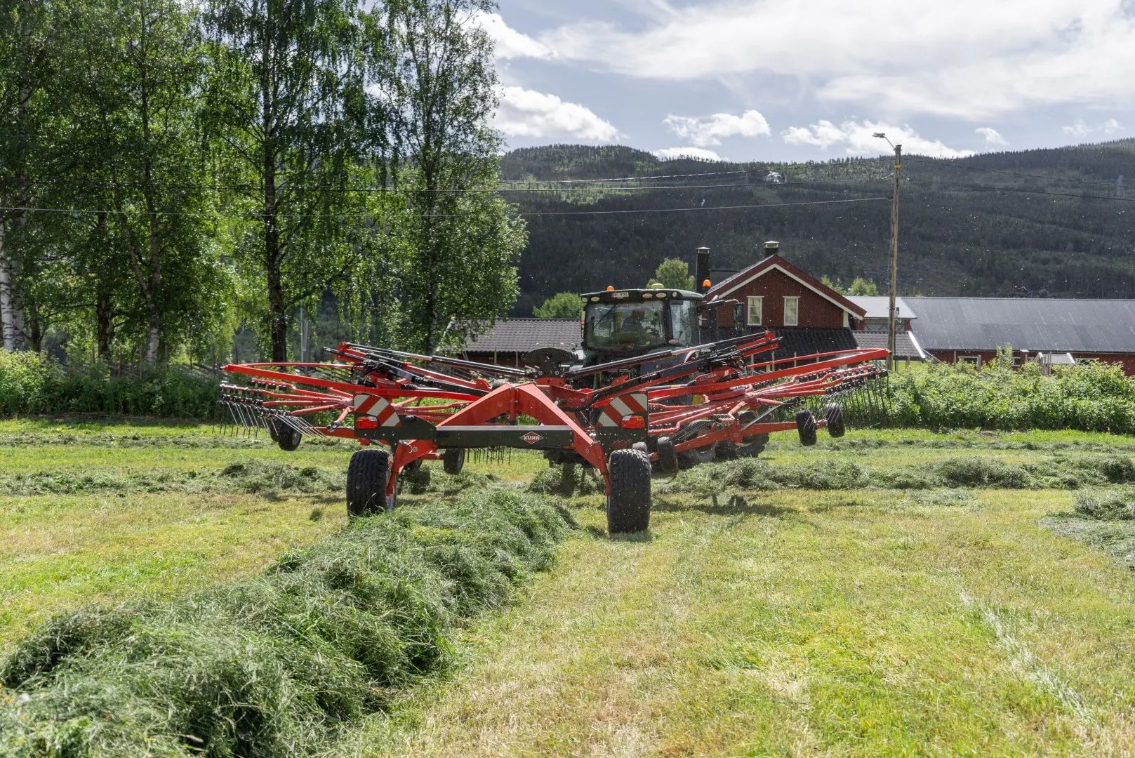 KUHN GA 8731 samlerive med to rotorer og 8,6 meters arbeidsbredde for effektiv sammenraking av gras.
