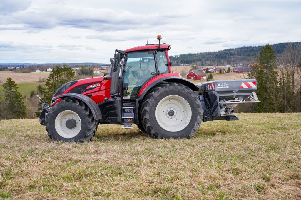SKY X40+ ECONOV gjødselspreder med presis seksjonsstyring og arbeidsbredde fra 12 til 44 meter.