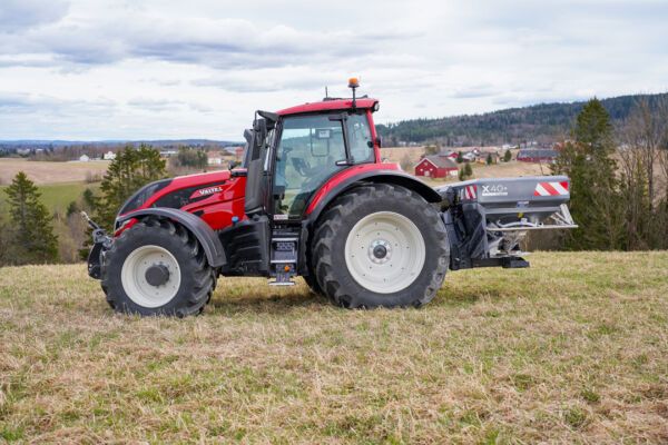 SKY X40+ ECONOV gjødselspreder med presis seksjonsstyring og arbeidsbredde fra 12 til 44 meter.SKY X40+ ECONOV gjødselspreder med presis seksjonsstyring og arbeidsbredde fra 12 til 44 meter.