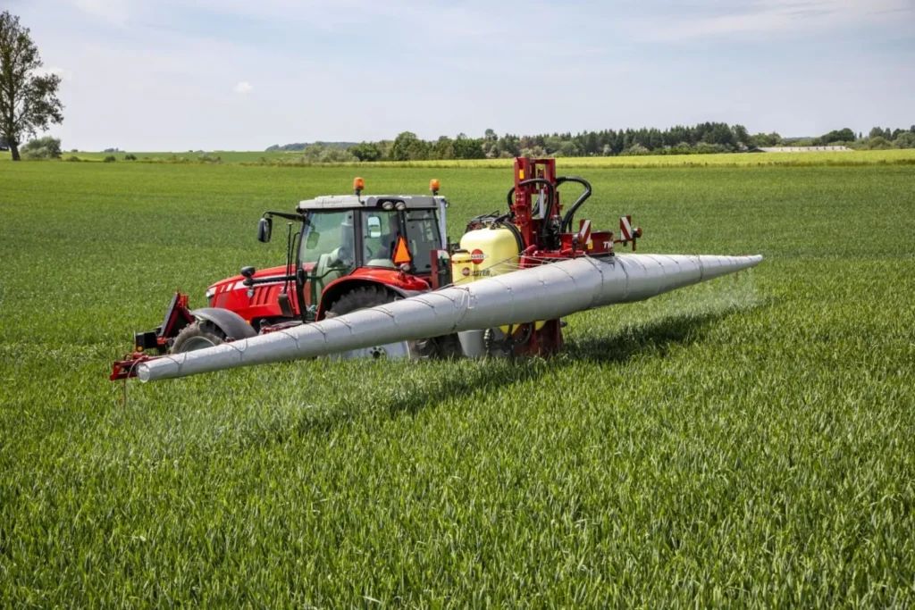 HARDI åkersprøyte montert på traktor i åkeren.