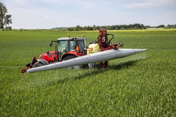 HARDI åkersprøyte montert på traktor i åkeren.HARDI åkersprøyte montert på traktor i åkeren.